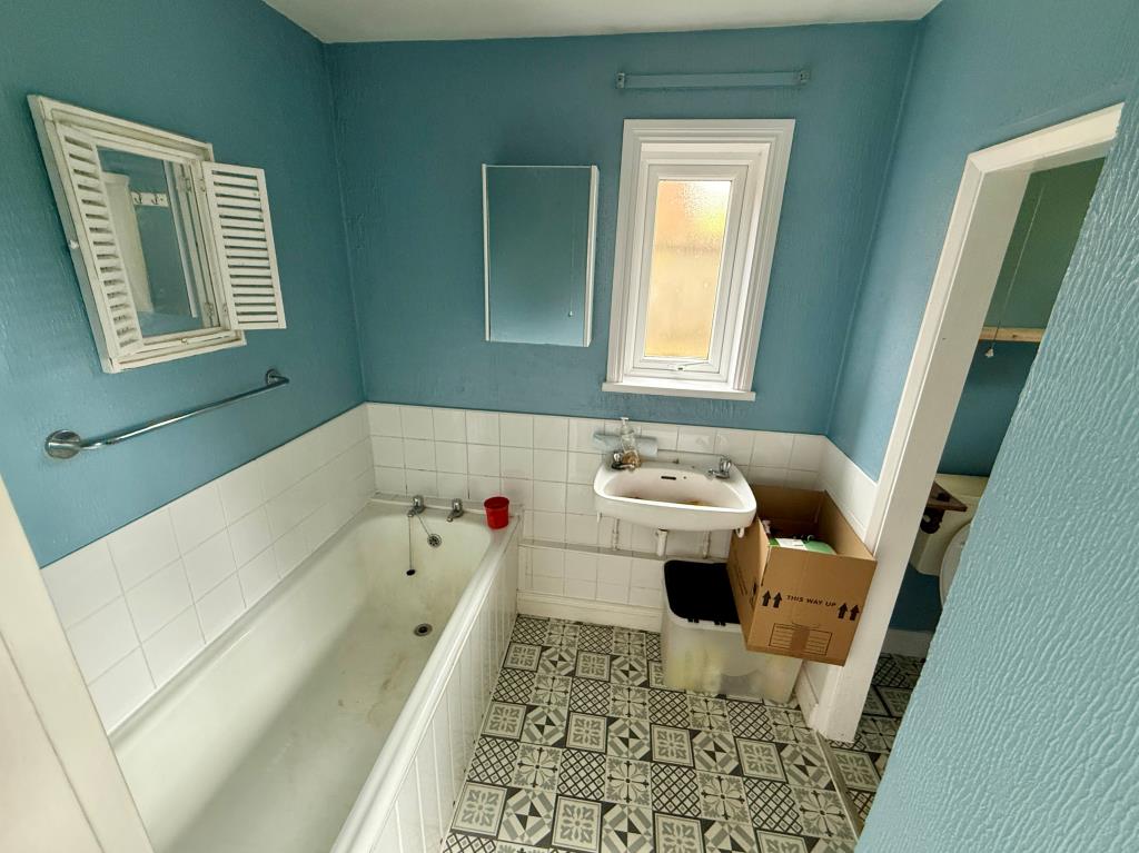 Lot: 1 - DETACHED FREEHOLD BLOCK OF FLATS - Ground floor bathroom with W.C.